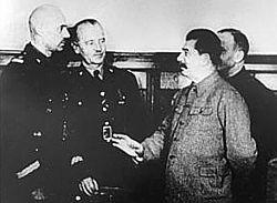 Archivo:Anders,Sikorski,Stalin w Kujbyszewie