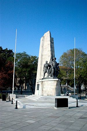 Archivo:Barbaros Park Statue