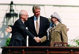 Archivo:Bill Clinton, Yitzhak Rabin, Yasser Arafat at the White House 1993-09-13