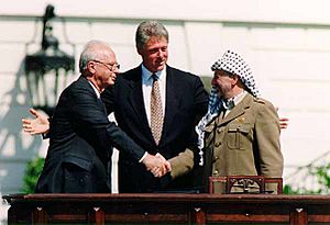Archivo:Bill Clinton, Yitzhak Rabin, Yasser Arafat at the White House 1993-09-13
