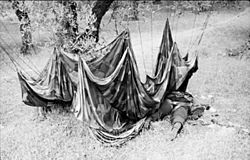 Archivo:Bundesarchiv Bild 101I-166-0527-22, Kreta, toter Fallschirmjäger