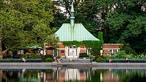 Archivo:Central Park - Kerbs Memorial Boathouse (48377218702)