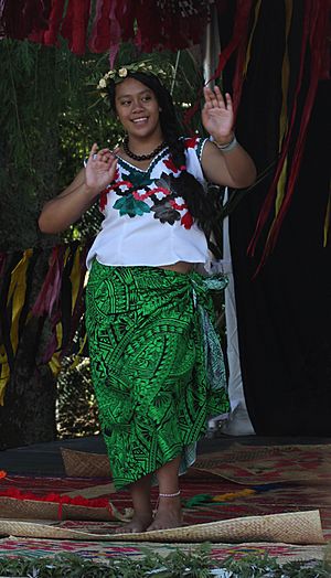 Archivo:Dancer, Tuvalu stage, 2011 Pasifika festival