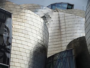 Archivo:Detail of Facade of Guggenheim Museum with Yoko Ono Banner - Bilbao - Biscay - Spain (14434764509)