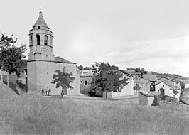 El poble de Castigaleu amb l'església i un grup de persones (cropped).jpeg