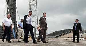 Archivo:Elon Musk gives tour for President Barack Obama
