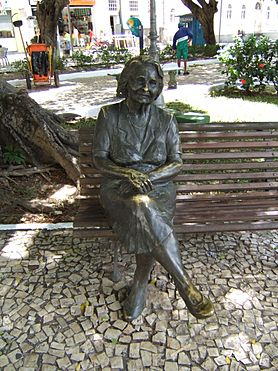 Archivo:Estatua de Rachel de Queiroz