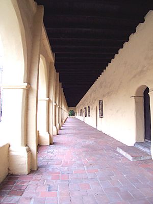 Archivo:Exterior Corridor at San Fernando Rey de Espana