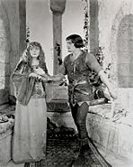 Archivo:Fairbanks Robin Hood giving Marian a dagger
