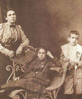 Archivo:Familia Ruiz Cortines