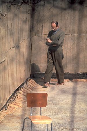 Archivo:Flickr - Government Press Office (GPO) - Nazi war criminal Adolf Eichmann walking in yard of his cell in Ramle prison