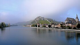 Givet - Vue de la Meuse et du fort de Charlemont.jpg