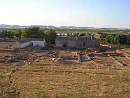 Vista trasera de la ermita de Oreto y Zuqueca desde la torre de observación del yacimiento de Oreto.