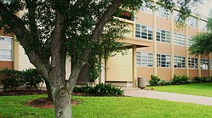 Archivo:Houston Lee High Campus Front View