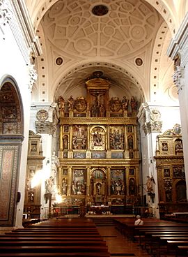 Archivo:Iglesia de San Miguel, Valladolid. Interior hacia la capilla mayor