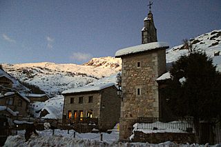 Iglesia y escuela las salas.JPG