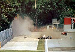 Archivo:Incidente di Ayrton Senna a Imola 1994 - 01