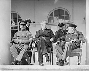 Archivo:Joseph Stalin, Franklin D Roosevelt and Winston Churchill, in Teheran, 1943, edit