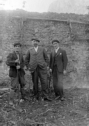 Archivo:Kirikiño idazlea Indalecio Ojanguren argazkilariarekin eta Carlos Elguezua eskultorearekin 1481