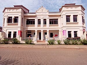 Archivo:Les lieux touristiques de Ouidah, Villa Ajavon