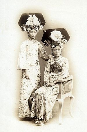 Archivo:Manchu noble ladies in 1900s