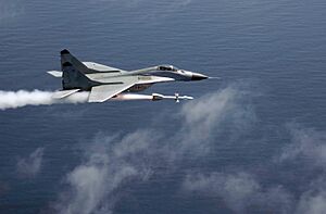 Archivo:Mig 29 firing AA-10