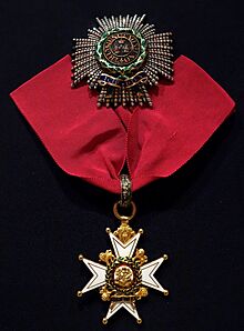 Archivo:Order of the Bath, Breast Star and Badge, Knight Commander, Saxe-Ernestine House Order, awarded to Major-General Sir Charles Taylor du Plat, British Army - Glenbow Museum - DSC00629