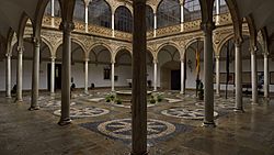 Archivo:Palacio de las Cadenas (Úbeda, Jaén). Patio