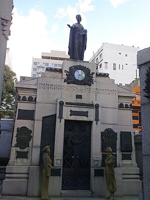 Archivo:Panteón Recoleta Guerreros del Paraguay
