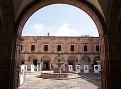 El patio principal de forma cuadrangular exhibe en su centro una fuente octagonal obra del arquitecto Manuel González Galván.