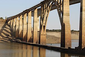 Puente de Manzanal del Barco de 1929 tras el desembalse de Iberdrola 2021.jpg