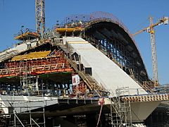 Puente del Tercer Milenio en construccion