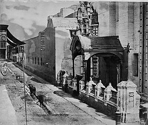 Archivo:Puerta-lateral-Iglesia-de-la-merced