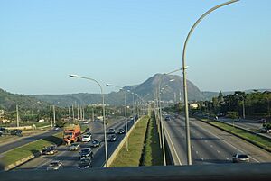 Archivo:Road in Abuja, Nigeria 13
