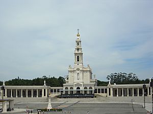 Archivo:Santuário de Fátima (36) - Jul 2008 (cropped)