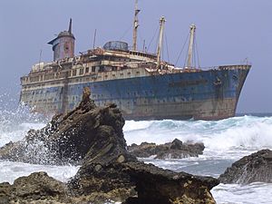 Archivo:Shipwreck of the SS American Star on the shore of Fuerteventura