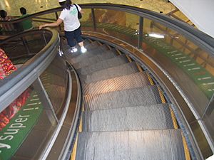 Archivo:Spiral escalator