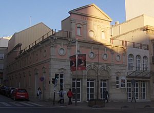Archivo:Teatro Apolo Almería (cropped)
