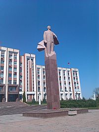Archivo:Tiraspolsupremesovietleninstatue07052011