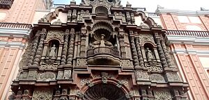 Archivo:Vista superior de la entrada a la Basílica de la Virgen de la Merced 2022