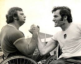 Archivo:Xxxxxx - Giddy and Barrett arm wrestle - 3b - scan