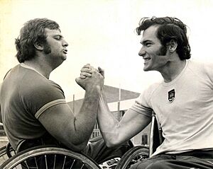 Archivo:Xxxxxx - Giddy and Barrett arm wrestle - 3b - scan