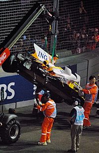 Archivo:2008 Singapore Grand Prix Renault Nelson Piquet Jr crash