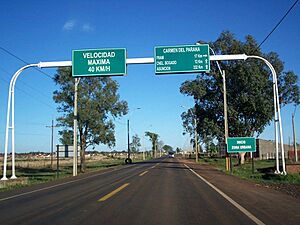 Archivo:Acceso a Carmen del Paraná por la Ruta PY01