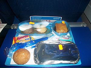 Archivo:Almuerzo en vuelo de larga distancia de Aerolíneas Argentinas