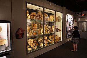 Archivo:Arizona State Museum May 2019 14 (Woven Through Time- Window of Baskets)