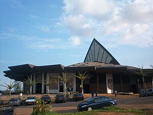 Archivo:Basilique Marie-Reine des apôtres de Mvolyé