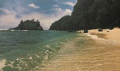Archivo:Beach between poloa amanave