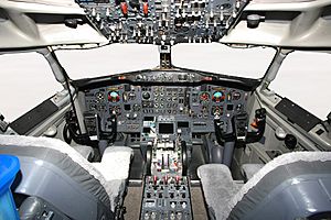 Archivo:Boeing 737-2V6 Advanced Cockpit Dubai Air Show Ryabtsev