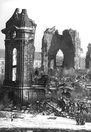 Archivo:Bundesarchiv Bild 183-1985-0206-024, Dresden, Frauenkirche, Ruine